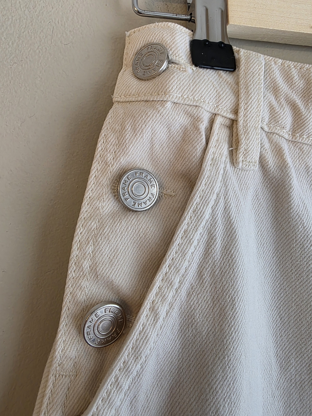 FRAME Barrel Leg Jeans Cropped Button Detail Parchment White 24 Like New - Picture 6 of 9